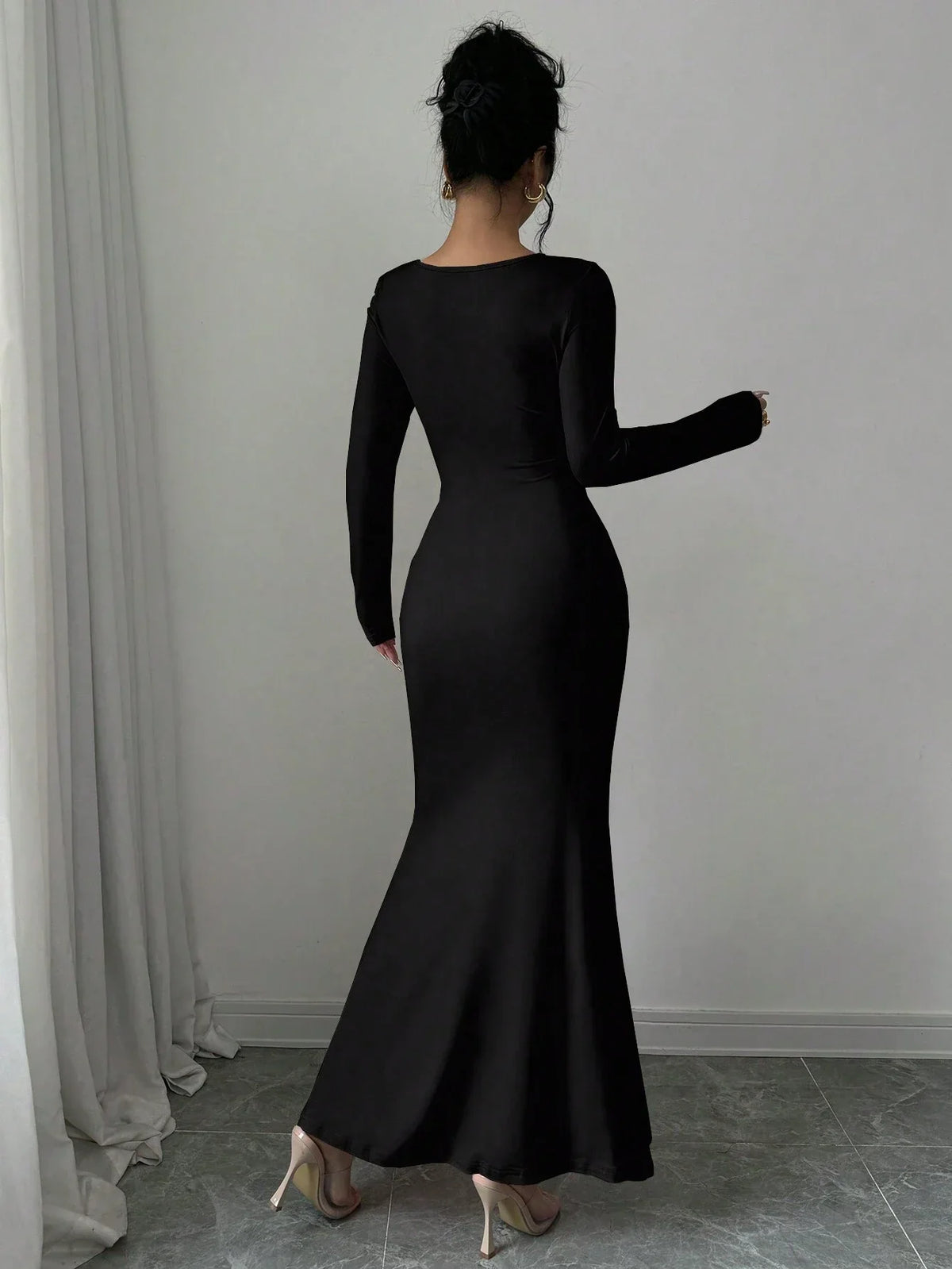 Bodycon Maxi Dress – Long Sleeve Square Neck Dress with Ruched Waist, Figure-Hugging Silhouette and Flared Floor-Length Skirt for Events