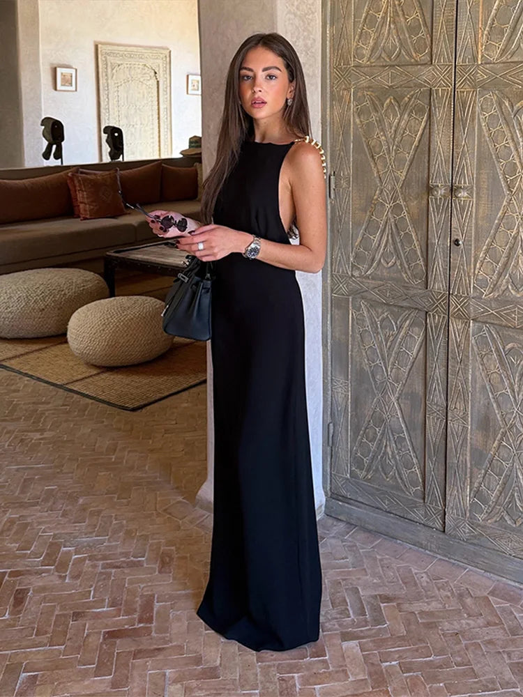 Backless Maxi Dress – Sleeveless Halter Neck Dress with Open Back, Floor-Length Silhouette and Elegant Evening Style
