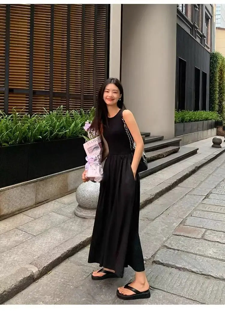 Pleated Maxi Dress – Sleeveless Scoop Neck Dress with Fitted Bodice, High Waist and Flowing Pleated Skirt for Casual & Elegant Events