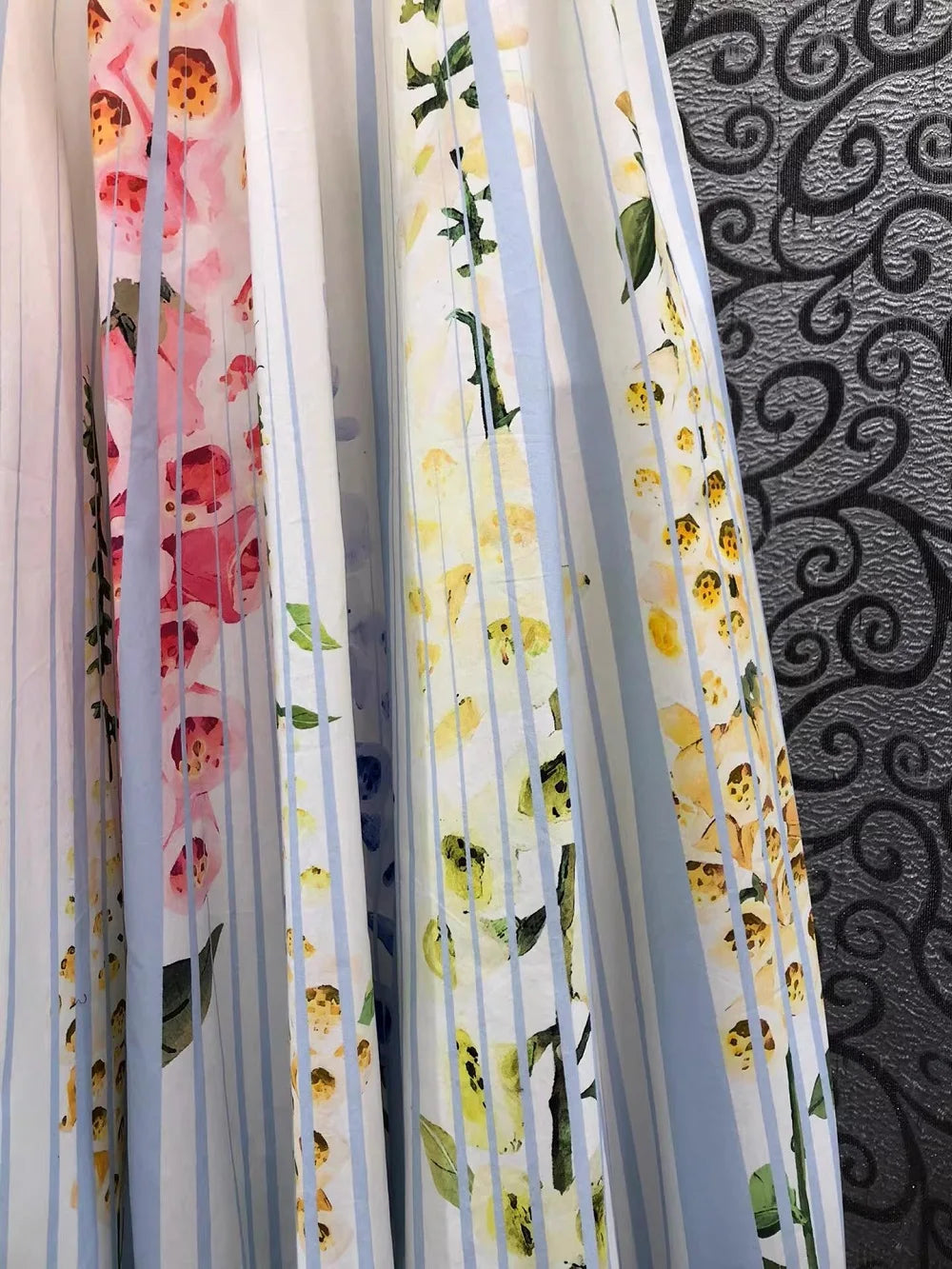 Floral Maxi Dress – Sleeveless V-Neck Dress with Defined Waist, Pleated Flared Skirt and Elegant Botanical Print for Weddings & Summer Events