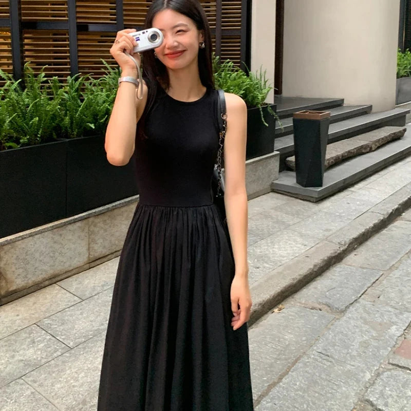 Pleated Maxi Dress – Sleeveless Scoop Neck Dress with Fitted Bodice, High Waist and Flowing Pleated Skirt for Casual & Elegant Events