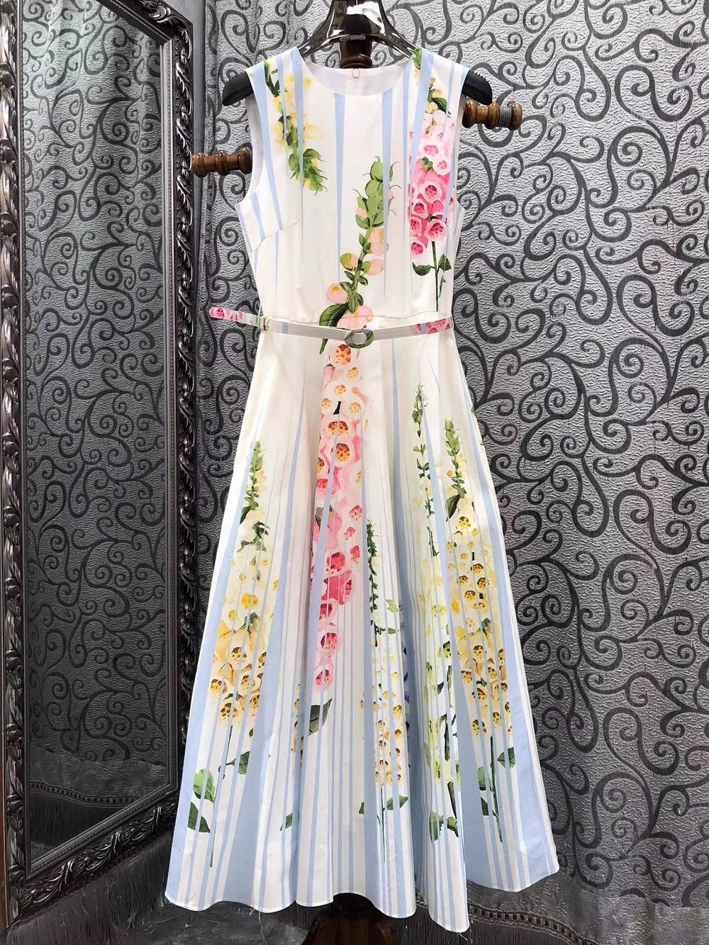 Floral Maxi Dress – Sleeveless V-Neck Dress with Defined Waist, Pleated Flared Skirt and Elegant Botanical Print for Weddings & Summer Events