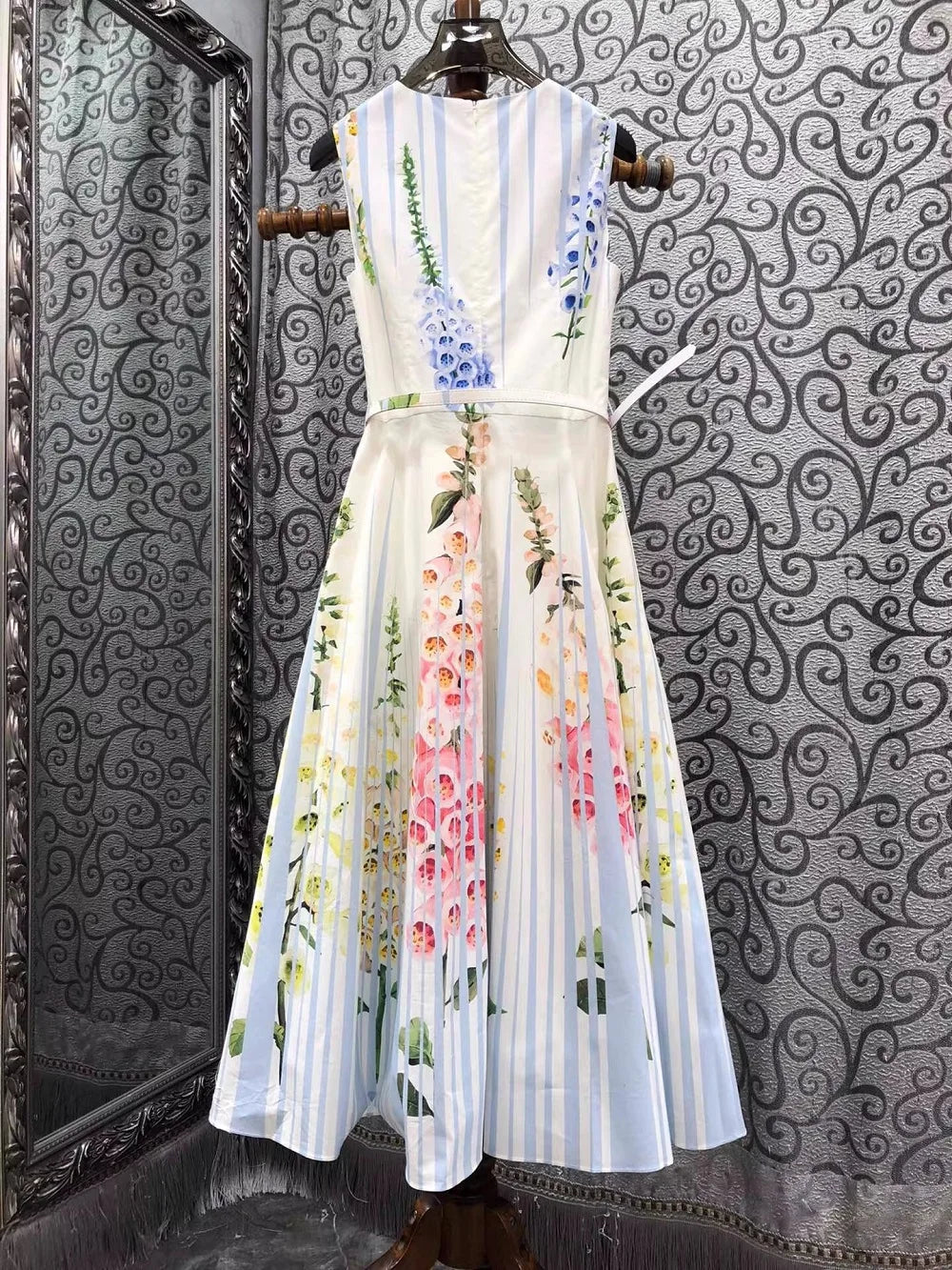 Floral Maxi Dress – Sleeveless V-Neck Dress with Defined Waist, Pleated Flared Skirt and Elegant Botanical Print for Weddings & Summer Events