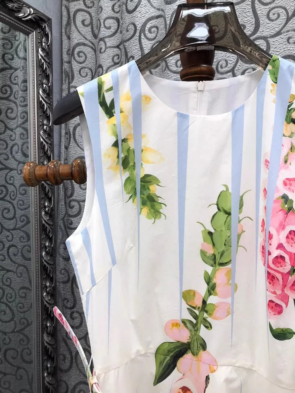 Floral Maxi Dress – Sleeveless V-Neck Dress with Defined Waist, Pleated Flared Skirt and Elegant Botanical Print for Weddings & Summer Events