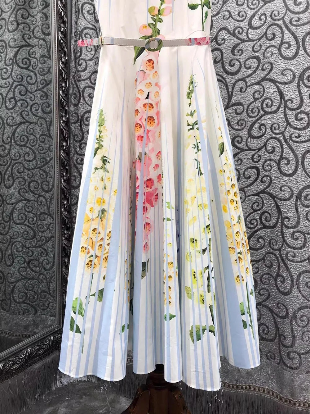Floral Maxi Dress – Sleeveless V-Neck Dress with Defined Waist, Pleated Flared Skirt and Elegant Botanical Print for Weddings & Summer Events