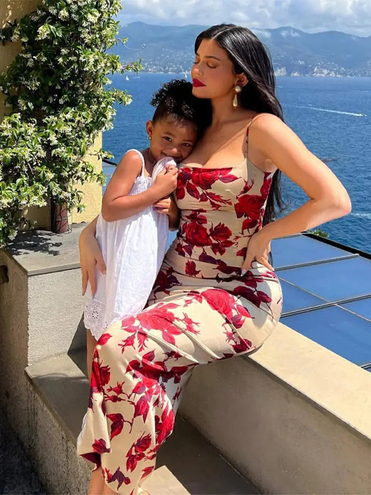 Floral Maxi Dress – Spaghetti Strap Bodycon Dress with Fitted Bodice, Flared Skirt and Romantic Floral Print for Vacations & Summer Events