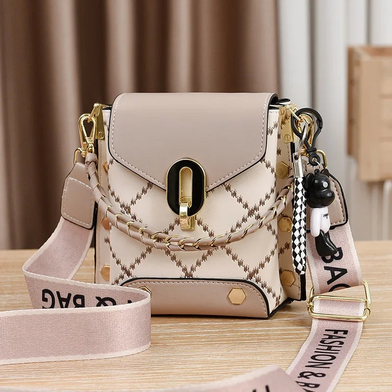 Women's Crossbody Shoulder Bag, Fashionable Leather Mini Handbag, Quilted Chain Strap Purse with Adjustable Wide Strap